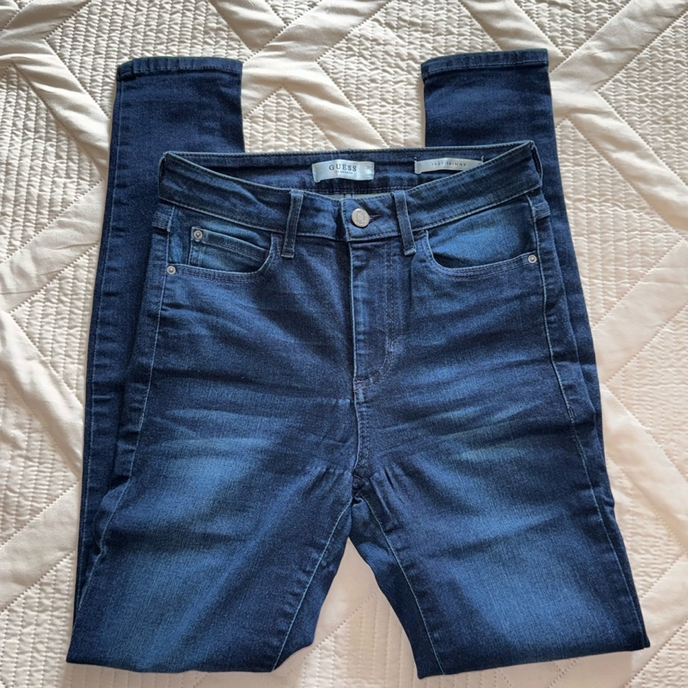 Guess Skinny jeans . Mid Rise Size 26 stretch.